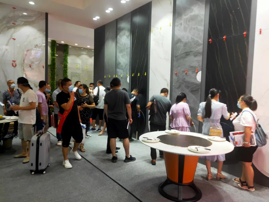 高定風(fēng)口下，巖板是否會(huì)成為瓷磚行業(yè)進(jìn)軍定制家居產(chǎn)業(yè)的“殺手锏”？(圖3)